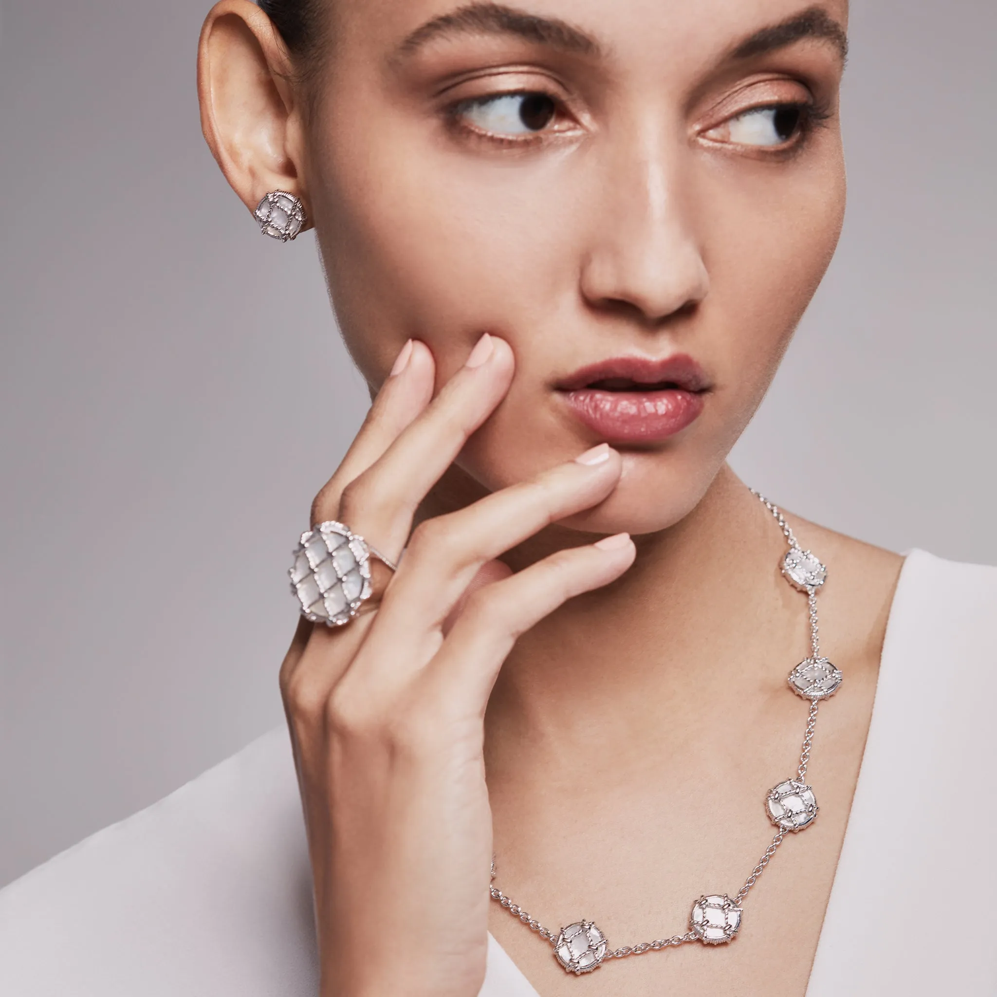 Isola Station Necklace with Mother of Pearl