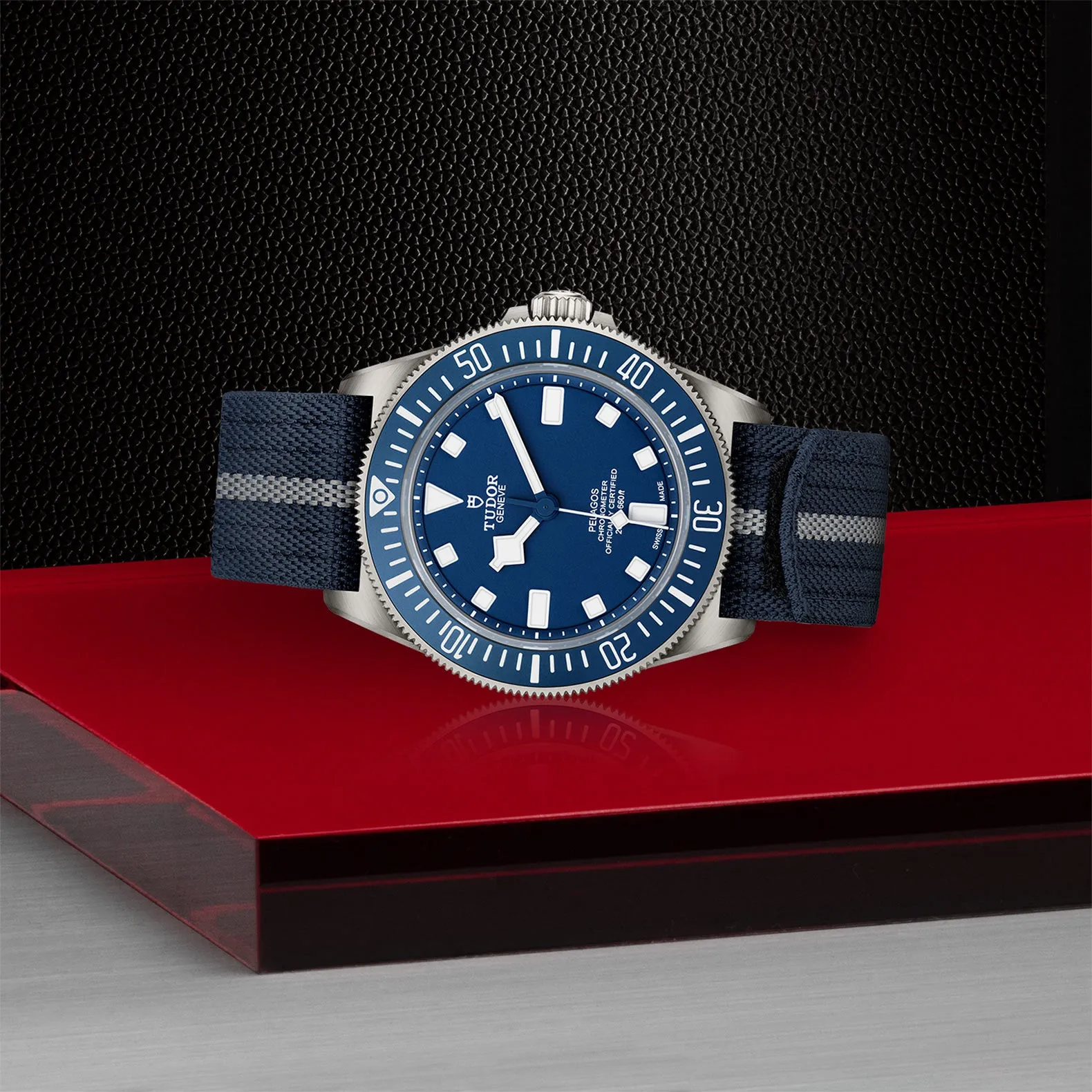 Pelagos FXD Bidirectional rotating bezel, Navy blue fabric strap