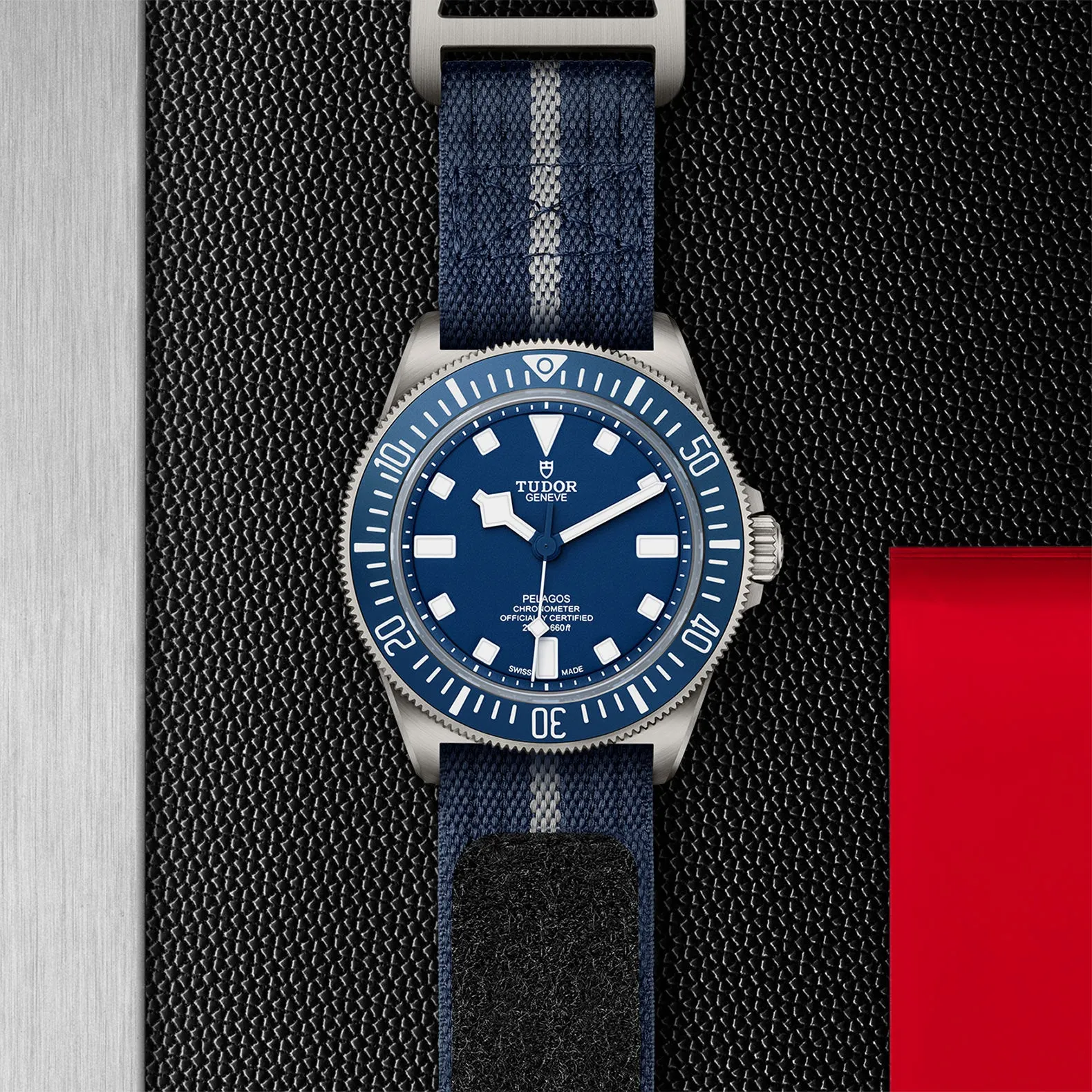 Pelagos FXD Bidirectional rotating bezel, Navy blue fabric strap
