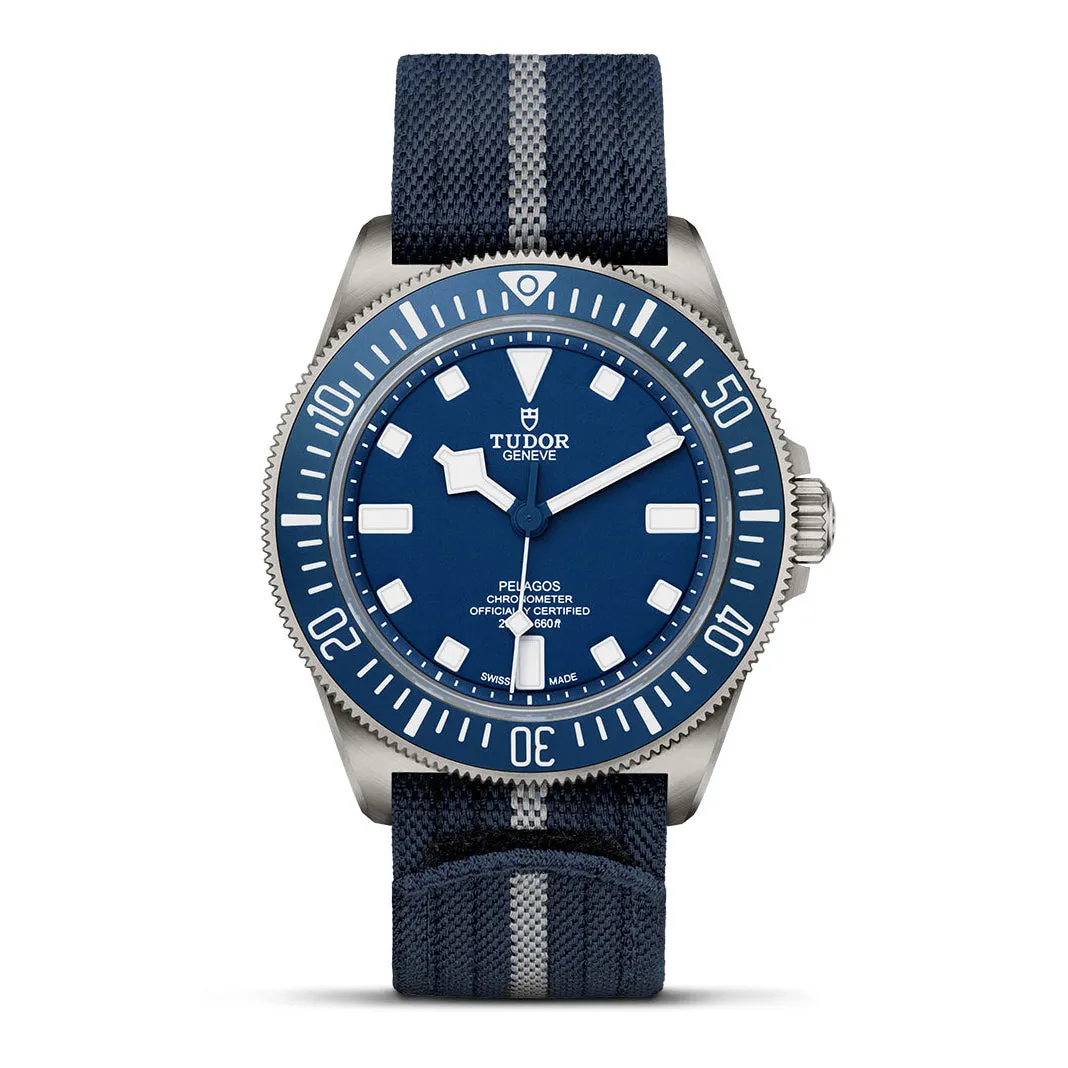 Pelagos FXD Bidirectional rotating bezel, Navy blue fabric strap